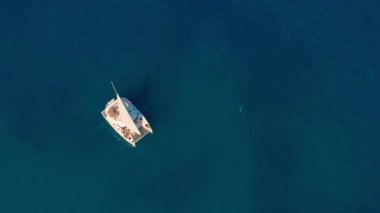 Katamaran denize açılıyor. Rüzgarda yelken Katamaran havadan çekim.