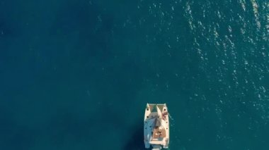 Katamaran denize açılıyor. Rüzgarda yelken Katamaran havadan çekim.