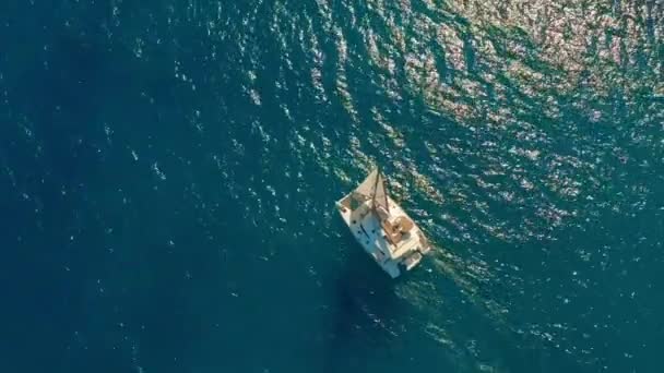 Luchtfoto. Grote zeilcatamaran in de open zee. — Stockvideo