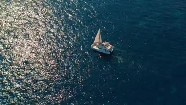 Flygfoto. Katamaran går till sjöss, kameran rör sig närmare och flyga över fartyget, på solnedgången, Vacker utsikt. — Stockvideo