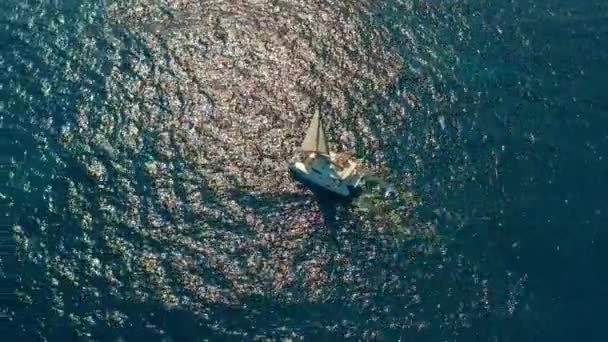 Catamarã navegando no mar. Tiro aéreo do Catamarã navegando ao vento . — Vídeo de Stock