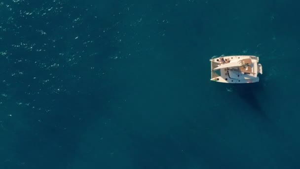 Katamarán vitorlázás a tengeren. Légi hajtás a Katamarán vitorlázás a szélben. — Stock videók