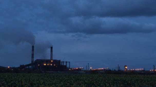 TimeLapse a felhők füst gomolygó származó smokestacks a twighlight ég, HD. — Stock videók