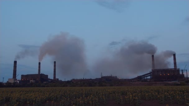 Timelapse fabrika duman yığınları billow, kalın duman. — Stok video