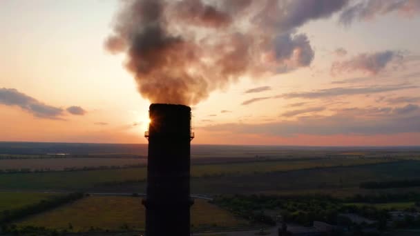 Luchtfoto. Industriële pijp vervuilen de lucht naast mensen die in de stad wonen. — Stockvideo