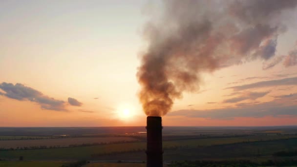 Vue aérienne. Tuyau industriel polluer l'air à côté de personnes vivant dans la ville . — Video