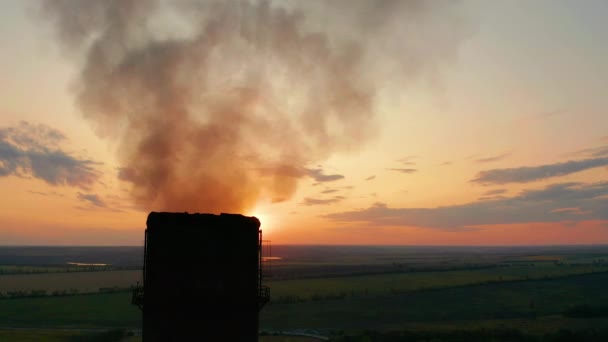 Widok z lotu ptaka. Rura przemysłowa zanieczyszcza powietrze obok ludzi mieszkających w mieście. — Wideo stockowe