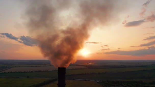 Letecký pohled. Průmyslová trubka znečišťláká vzduch vedle lidí žijících ve městě. — Stock video