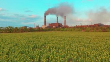 Havadan görünüm. Metalurji tesisi. Fabrika borularından duman çıkıyor.