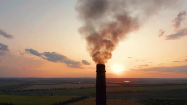 航空写真。パイプが空に煙を投げ出す。工業プラントからの大気汚染. — ストック動画