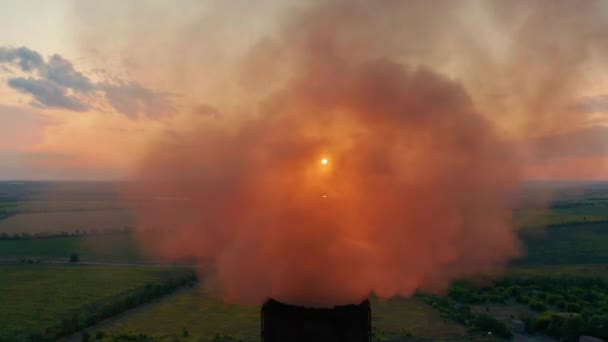 Vista aérea. Tuberías arrojando humo al cielo. Contaminación atmosférica procedente de instalaciones industriales . — Vídeo de stock