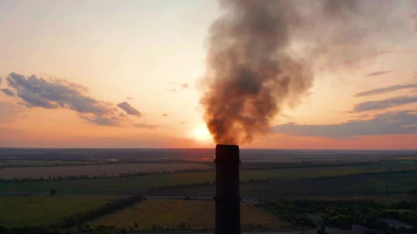 Luchtfoto. Pijpen die rook in de lucht gooien. Luchtverontreiniging door industriële installaties. — Stockvideo