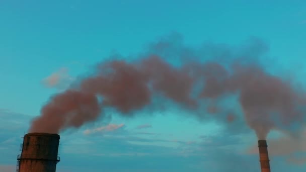 Вид с воздуха. Трубы промышленного назначения загрязняют воздух рядом с людьми, живущими в городе . — стоковое видео