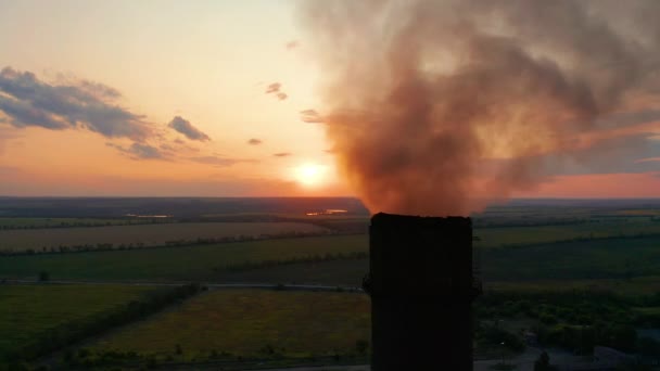 Vista aérea. Tuberías arrojando humo al cielo. Contaminación atmosférica procedente de instalaciones industriales . — Vídeo de stock