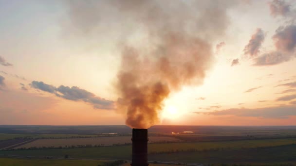 鸟瞰。管道向天空扔烟。工业厂房造成的空气污染. — 图库视频影像