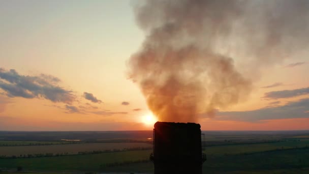 Havadan görünüm. Borular gökyüzüne duman atıyor. Endüstriyel tesislerden kaynaklanan hava kirliliği. — Stok video