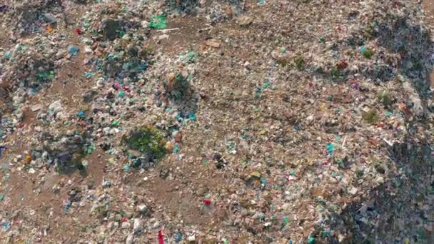 Vista aérea. Montón de basura en el basurero. Contaminación ambiental por consumo doméstico . — Vídeo de stock