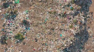 Havadan görünüm. Çöplükteki çöp yığını. Tüketicilik ev çevre kirliliği.