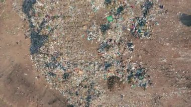 Havadan görünüm. Çöplükteki çöp yığını. Tüketicilik ev çevre kirliliği.