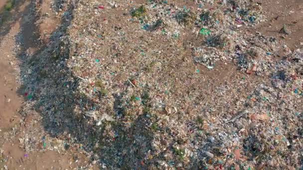 Widok z lotu ptaka. Śmieci stos w zrzutu śmieci. Zanieczyszczenie środowiska konsumpcjonizmu gospodarstwa domowego. — Wideo stockowe