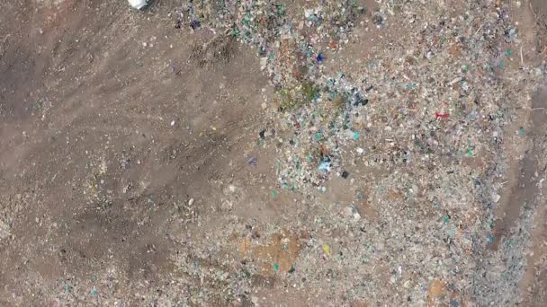 La Bulldozer compacta la basura en el vertedero. Desperdicios de vida humana. Vista aérea . — Vídeo de stock