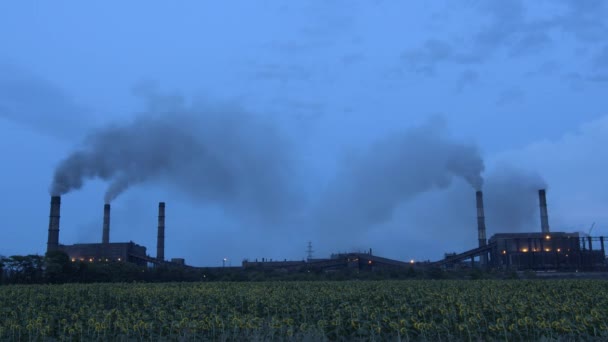 Timelapse de nubes de humo que fluyen de las chimeneas hacia el cielo de la luz del crepúsculo, HD . — Vídeo de stock