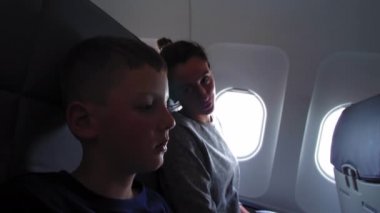 Anne ve oğlu uçak kabininde, çocuk yeni macera için hazır.