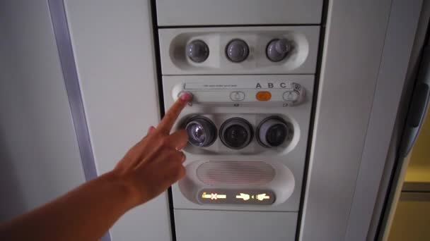 Passenger switches, leeslamp in vliegtuig overhead panel. — Stockvideo