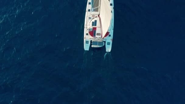 カタマランは海を航海する。風に乗って航行するカタマランの空中撮影. — ストック動画