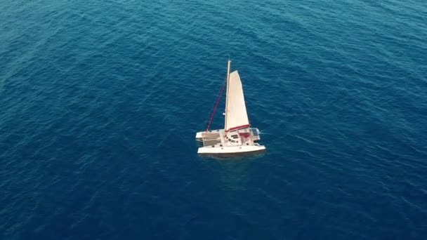 Vista aérea. Gran catamarán de vela en mar abierto . — Vídeo de stock
