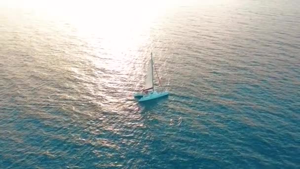 Vista aérea. Catamarán va por mar, cámara de movimiento más cerca y volar sobre el buque, en la puesta del sol, Hermosa vista — Vídeos de Stock