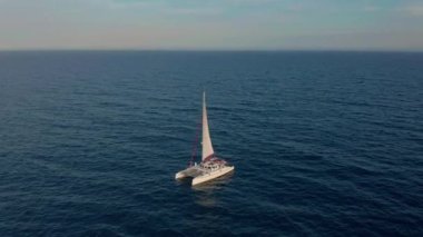 Katamaran denize açılıyor. Rüzgarda yelken Katamaran havadan çekim.