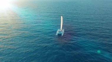 Katamaran denize açılıyor. Rüzgarda yelken Katamaran havadan çekim.