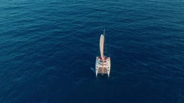 Havadan görünüm. Açık denizde büyük yelkenli katamaran.
