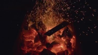 Kömür. Kebap mangalında kömür yanıyor. Ateş yanıyor. Barbekü için ateş. Barbekü ateşi.