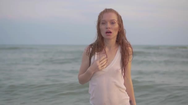 Fröhliche Frau mit nassen langen Haaren am Strand, Landschaft. schönes Mädchen posiert vor der Kamera am Meeresufer. — Stockvideo