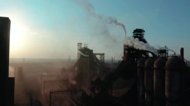 Havadan görünüm. Borular Gökyüzüne Duman Atıyor. Dünya gezegeni için çevre kirliliği kavramı tehlike.