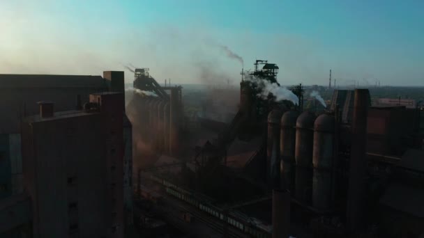 Vista aérea. Tubos arrojando humo al cielo. concepto de contaminación ambiental peligro para el planeta tierra . — Vídeos de Stock