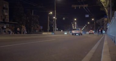 Gece saatinde sokak trafiği.