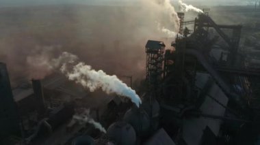 Havadan görünüm. Borular Gökyüzüne Duman Atıyor. Dünya gezegeni için çevre kirliliği kavramı tehlike.