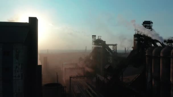 Vista aérea. Tubos arrojando humo al cielo. concepto de contaminación ambiental peligro para el planeta tierra . — Vídeo de stock