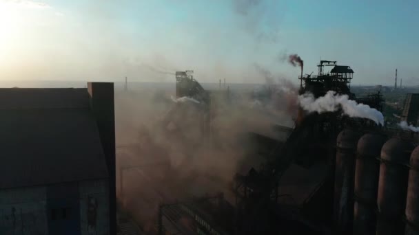 Vista aérea. Tubos arrojando humo al cielo. concepto de contaminación ambiental peligro para el planeta tierra . — Vídeos de Stock