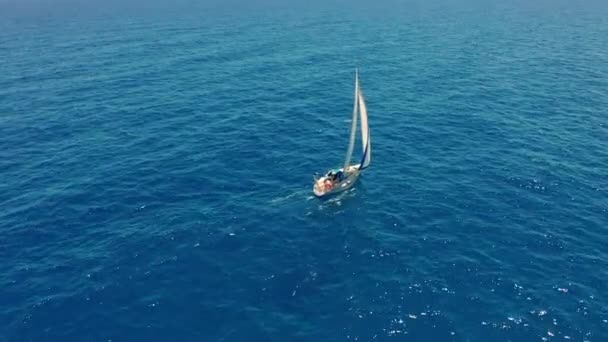 Vista aérea. Navegación en yate en mar abierto en un día soleado. Velero en el mar . — Vídeo de stock