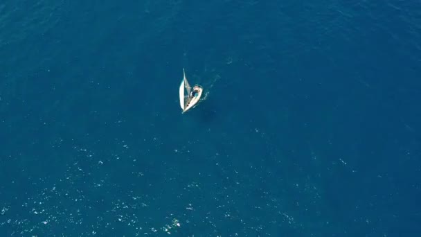 Luftaufnahme. Segeln auf offener See bei sonnigem Wetter. Segelboot im Meer. — Stockvideo