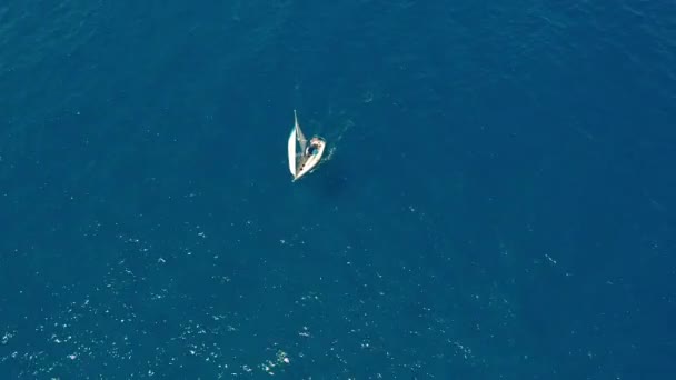 Luchtfoto. Jacht zeilen op de open zee op zonnige dag. Zeilboot in zee. — Stockvideo