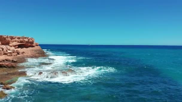 Вид з повітря. Прекрасний вітрильник на фоні блакитного океану в яскравий сонячний день . — стокове відео