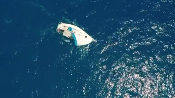 Vista aérea. Iate navegando em mar aberto no dia ensolarado. Barco à vela . — Vídeo de Stock