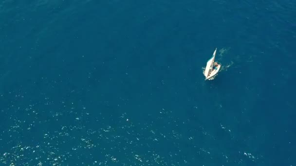 航空写真。公海のヨットセイルの美しい景色. — ストック動画