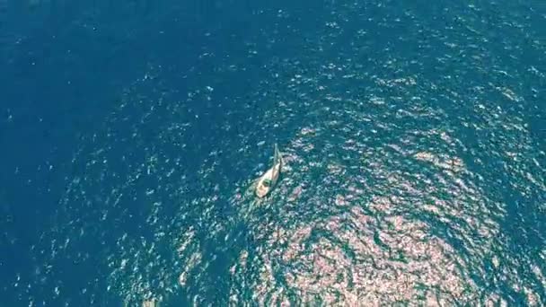 Luftaufnahme. Schöne Aussicht auf Yachtsegel auf offener See. — Stockvideo