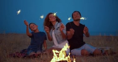 Burning Bonfire Holding Sparkler Etrafında Kampçılar Happy aile, Ve Gülümseyen Turizm Leisure.